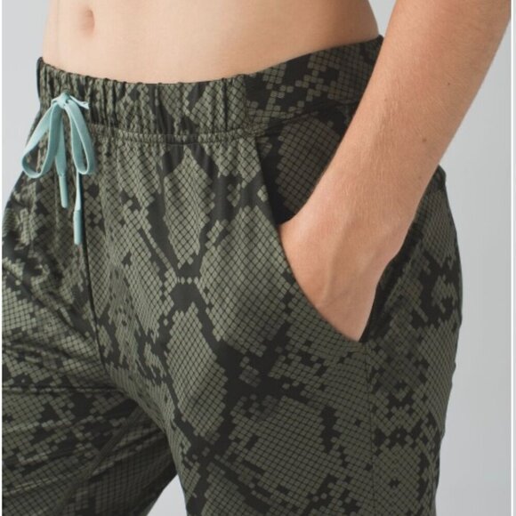 Lululemon Athletica Green Cropped Pants - Picture 13 of 13